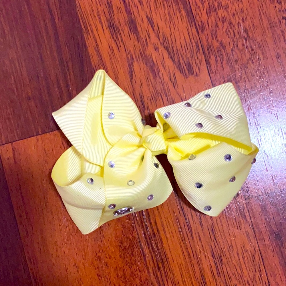 A mini JoJo Siwa bow
